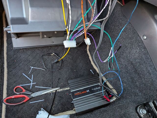 The amp with its harnesses